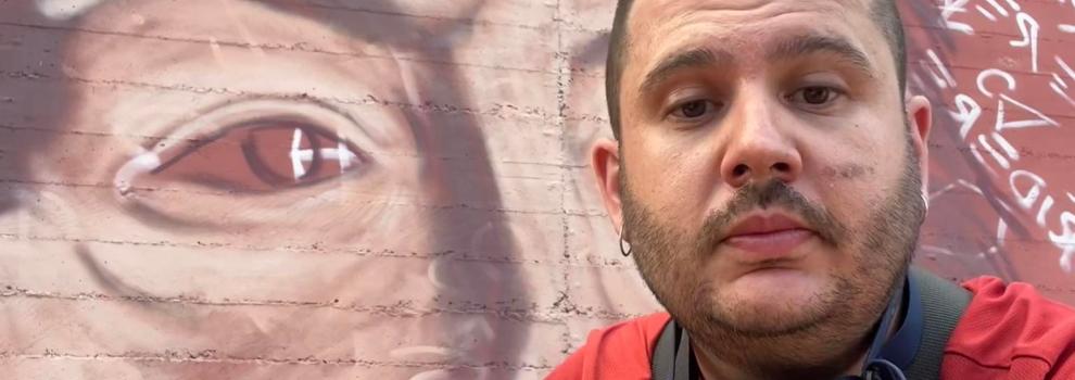 GioFoe e su murale suo in Pisa